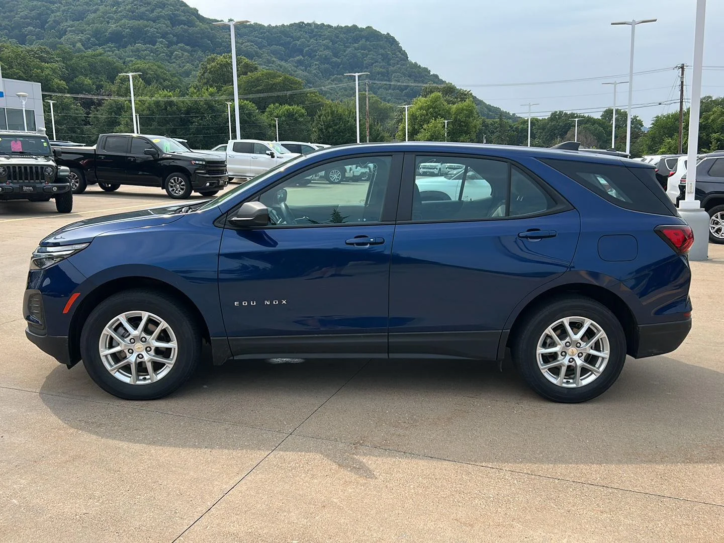 Used 2022 Chevrolet Equinox 1FL with VIN 2GNAX5EV8N6129627 for sale in Winona, MN