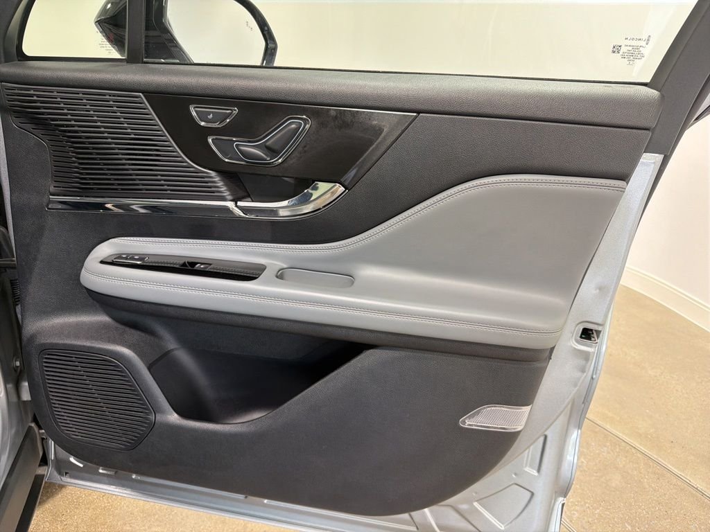 Used 2022 Silver Lincoln Standard image 22