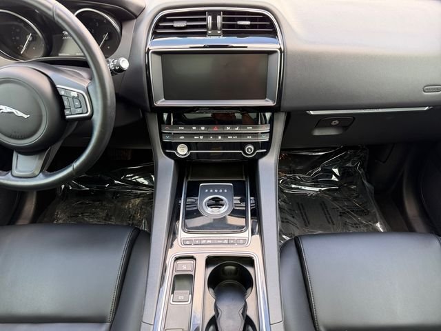 Used 2020  Jaguar 25t Premium image 15