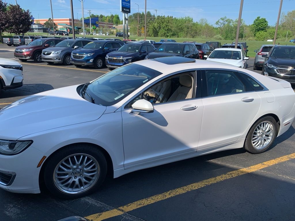 Used 2017 White Platinum Clearcoat Metallic Lincoln Select image 2