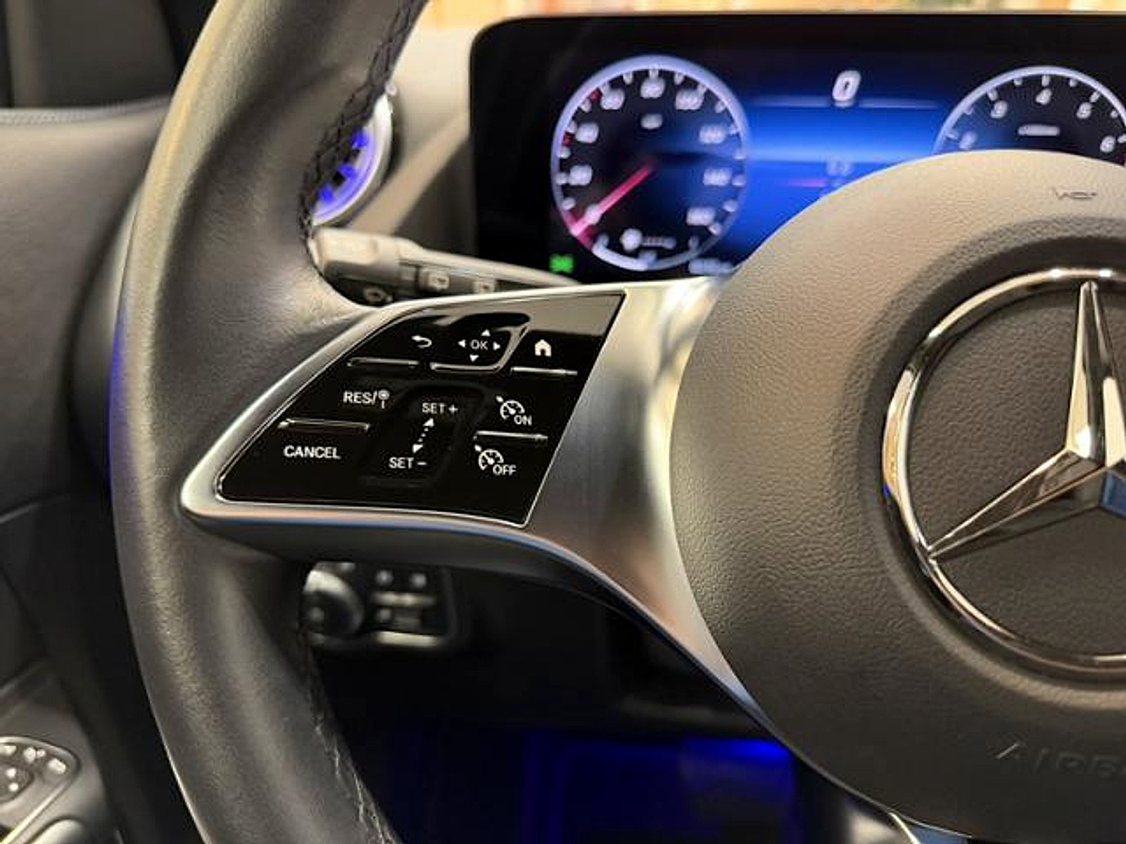 Used 2025 Cirrus Silver Metallic Mercedes-Benz 4MATIC® image 17