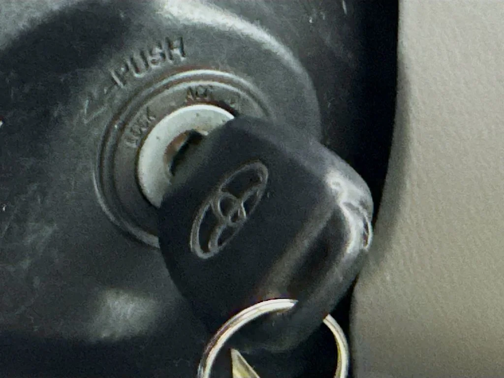 Used 2015 Silver Toyota LE image 18