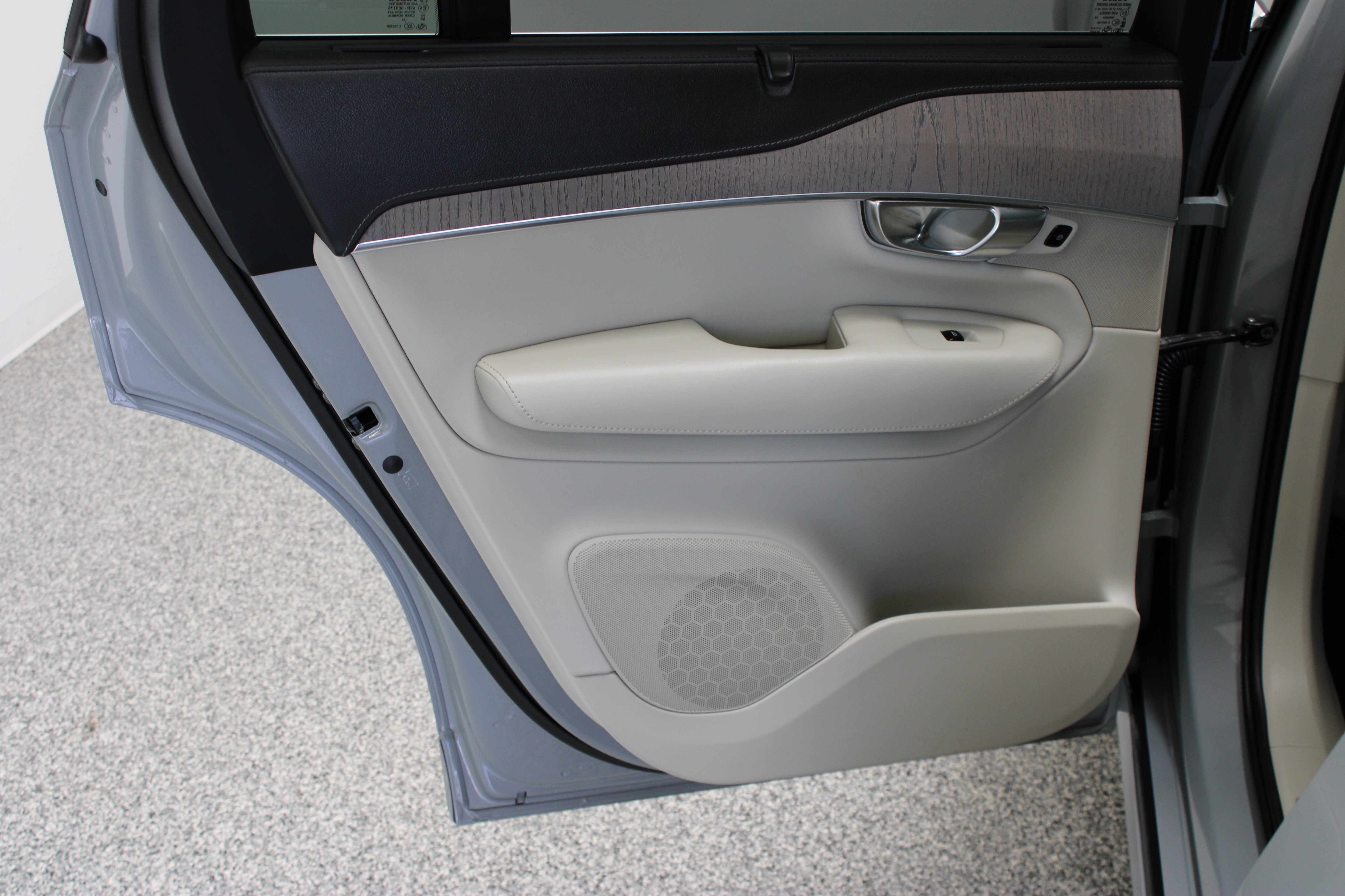 Used 2025 Vapour Grey Metallic Volvo Ultra 2.0T/Electric image 27