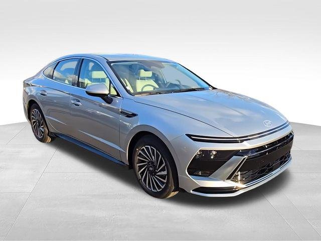 New 2025 Silver Hyundai SEL image 3