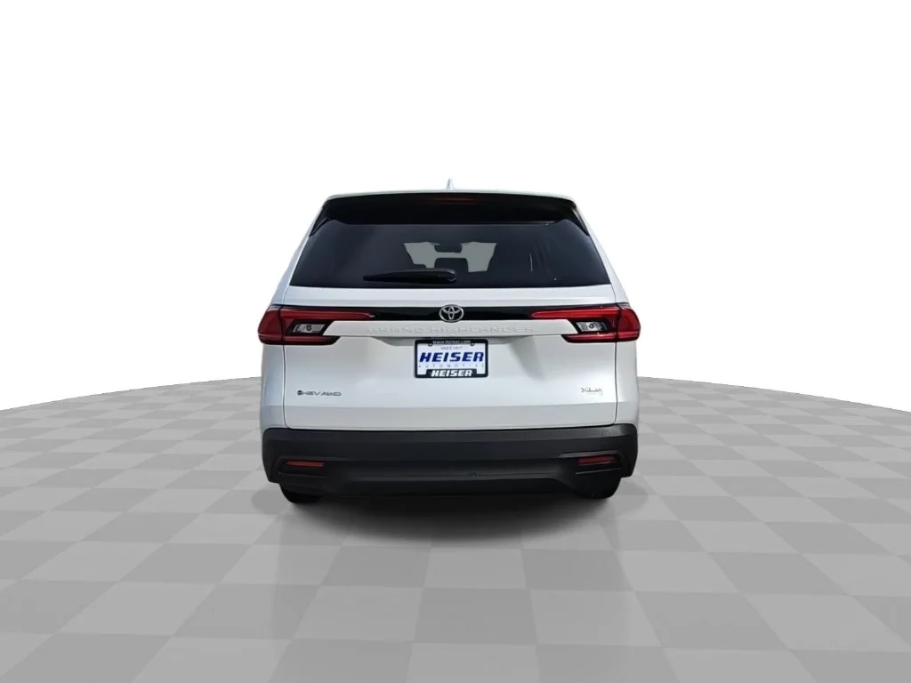 Used 2024  Toyota XLE image 7
