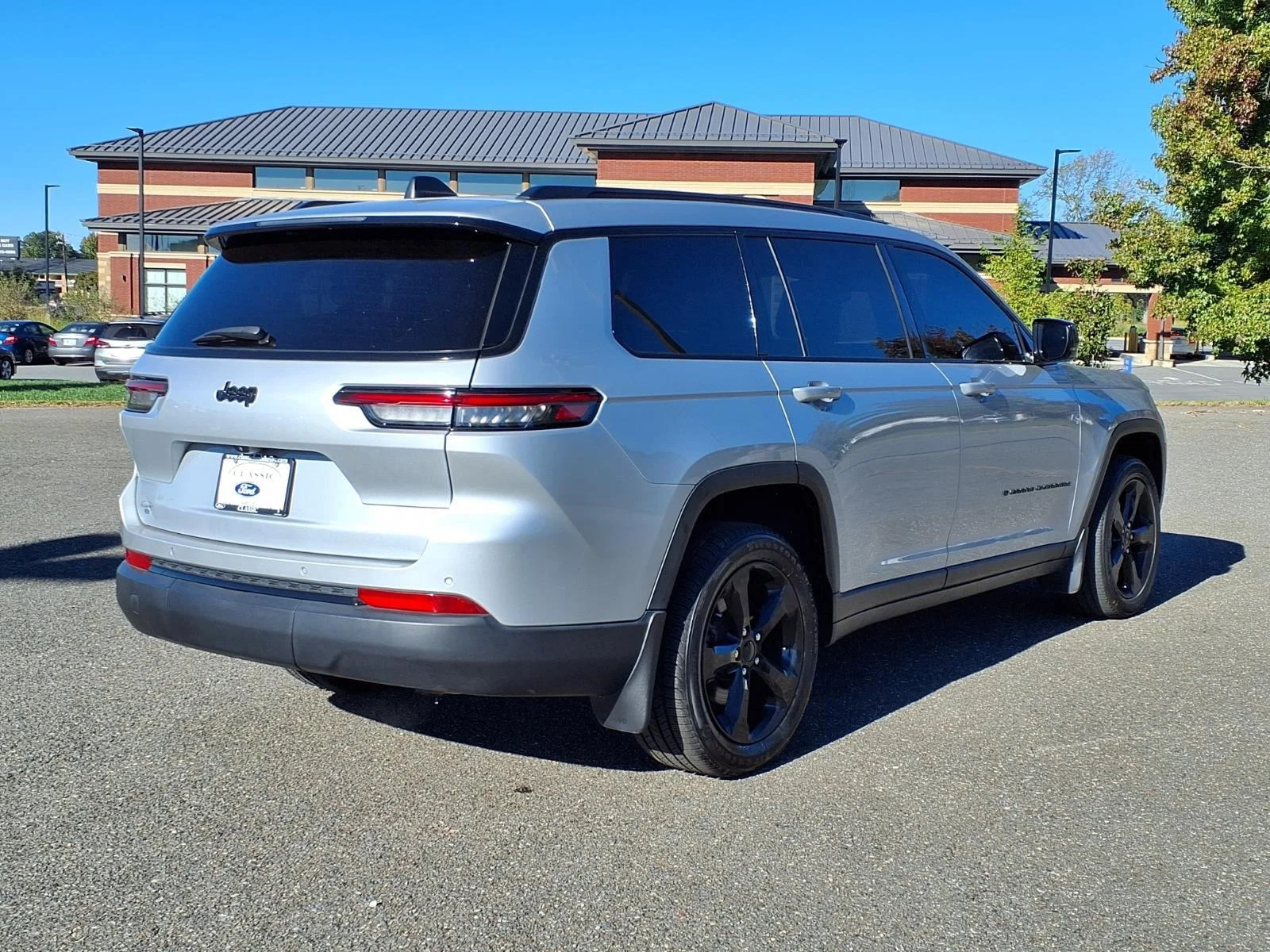 Used 2023 Silver Zynith Jeep Altitude image 2