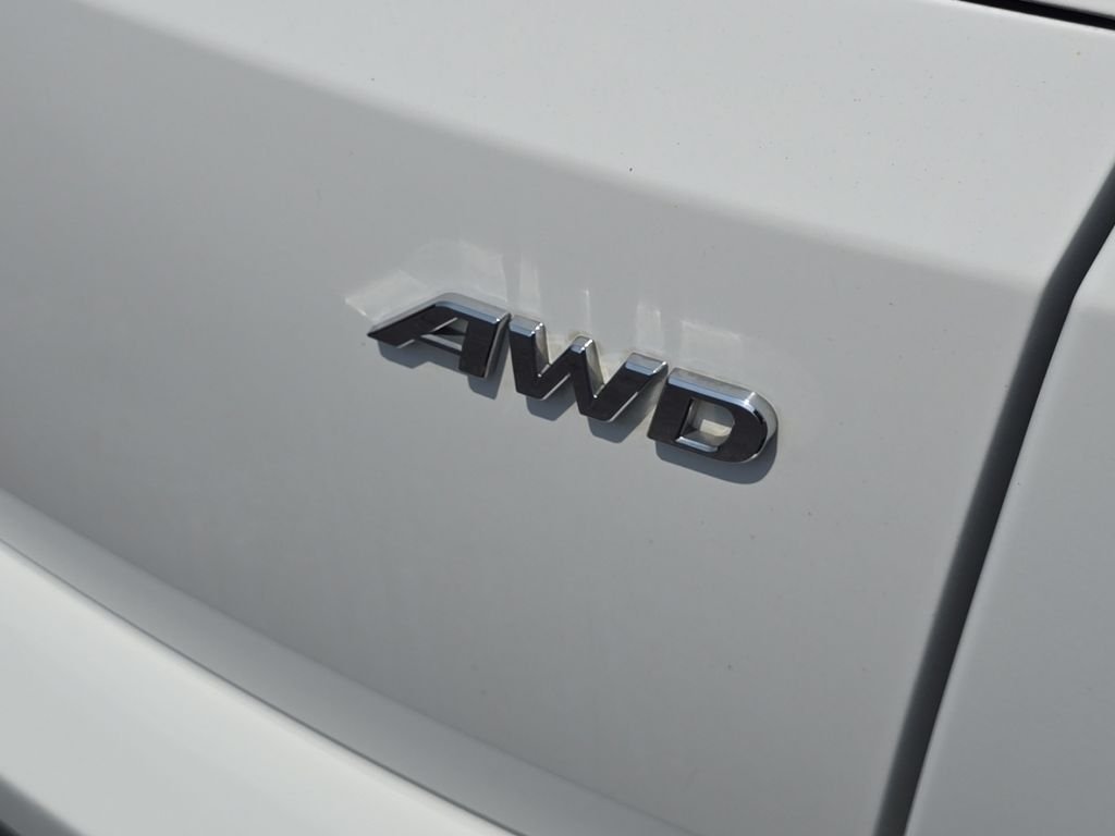 Used 2018 White Hyundai SE image 17