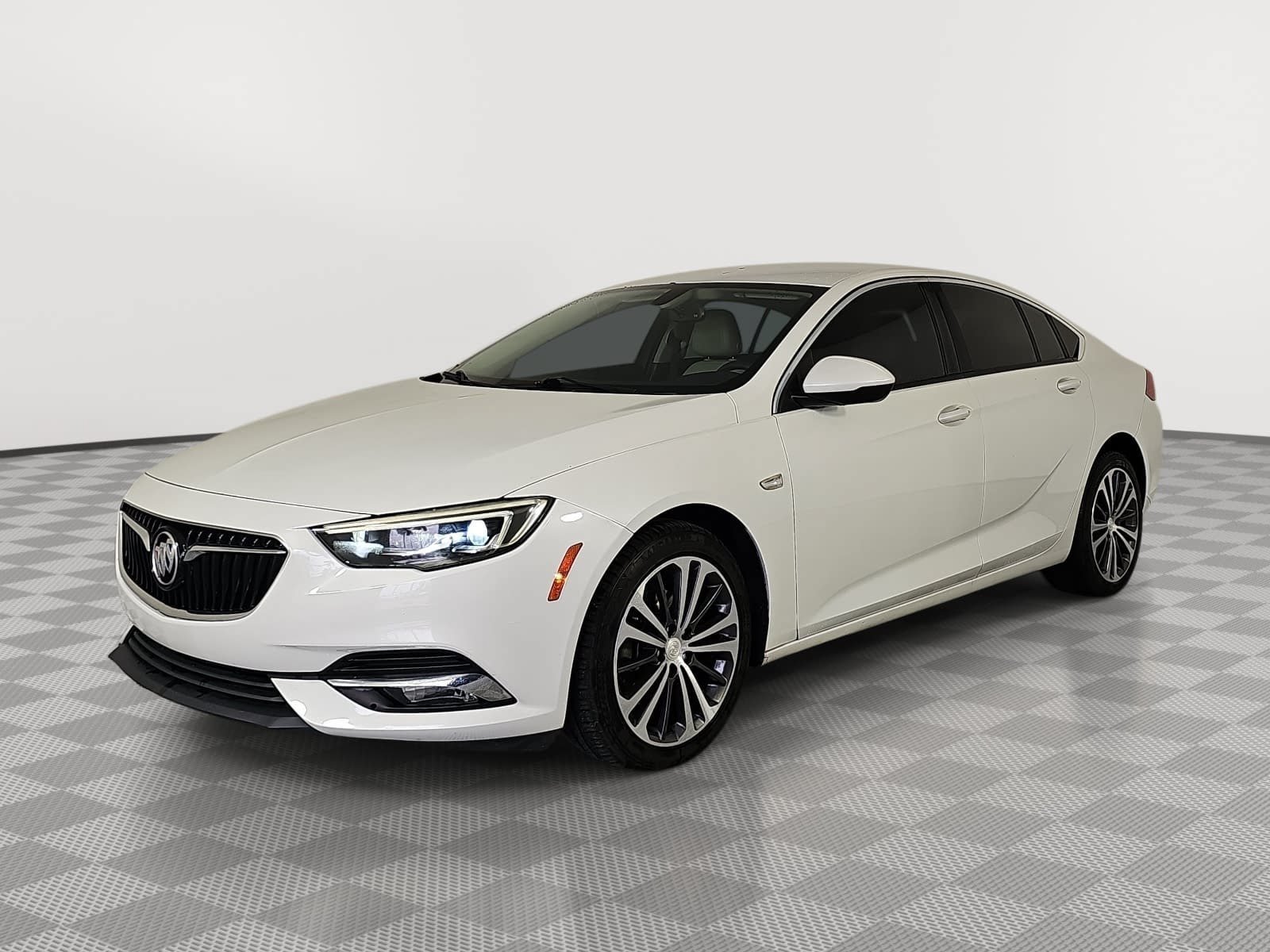 Used 2018 White Buick Essence image 4