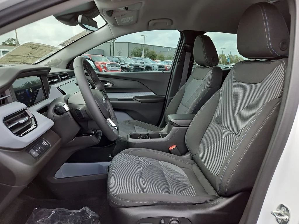 New 2027 Summit White Chevrolet LT image 10
