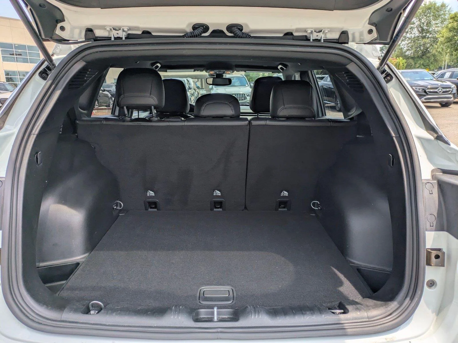 Used 2023 Bright White Clearcoat Jeep Latitude Lux image 29
