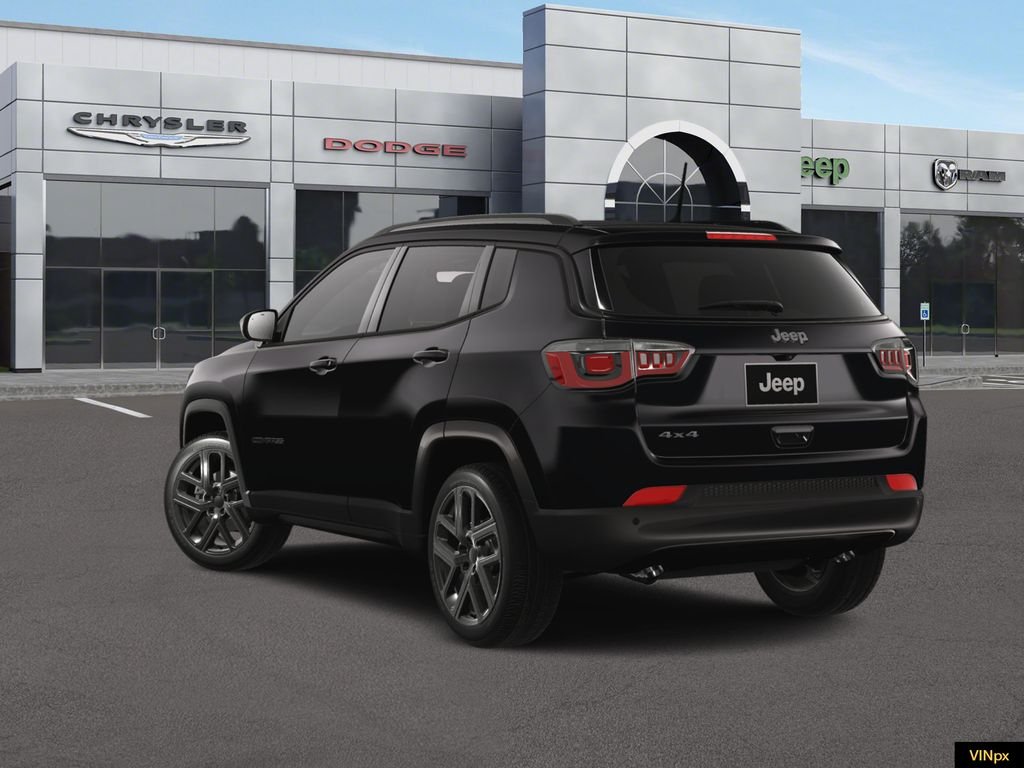 New 2026 Diamond Black Crystal Pearl-Coat Exterior Paint Jeep Limited image 5