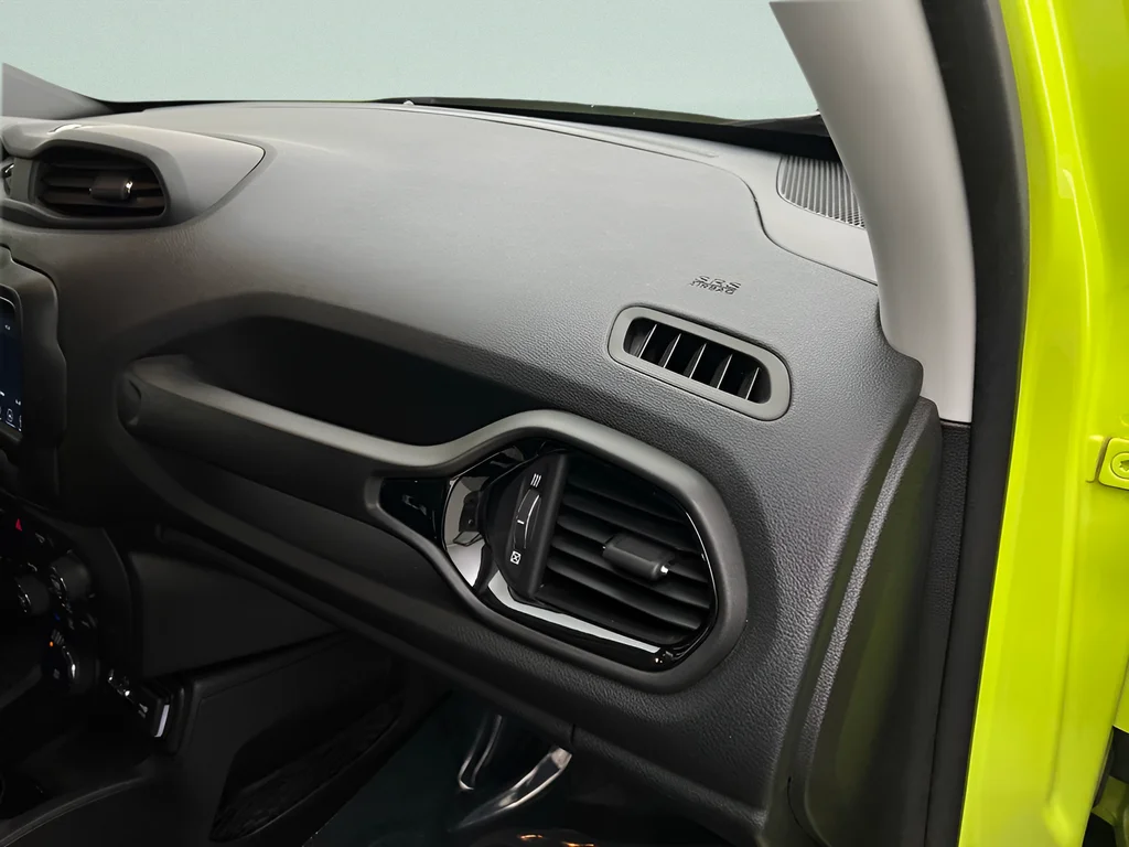 Used 2018 Hypergreen Clearcoat Jeep Latitude image 28
