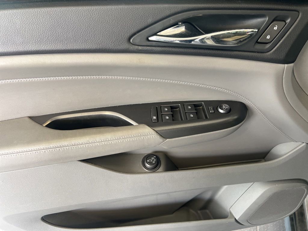 Used 2012 RADIANT SILVER METALLIC Cadillac Luxury Collection image 9