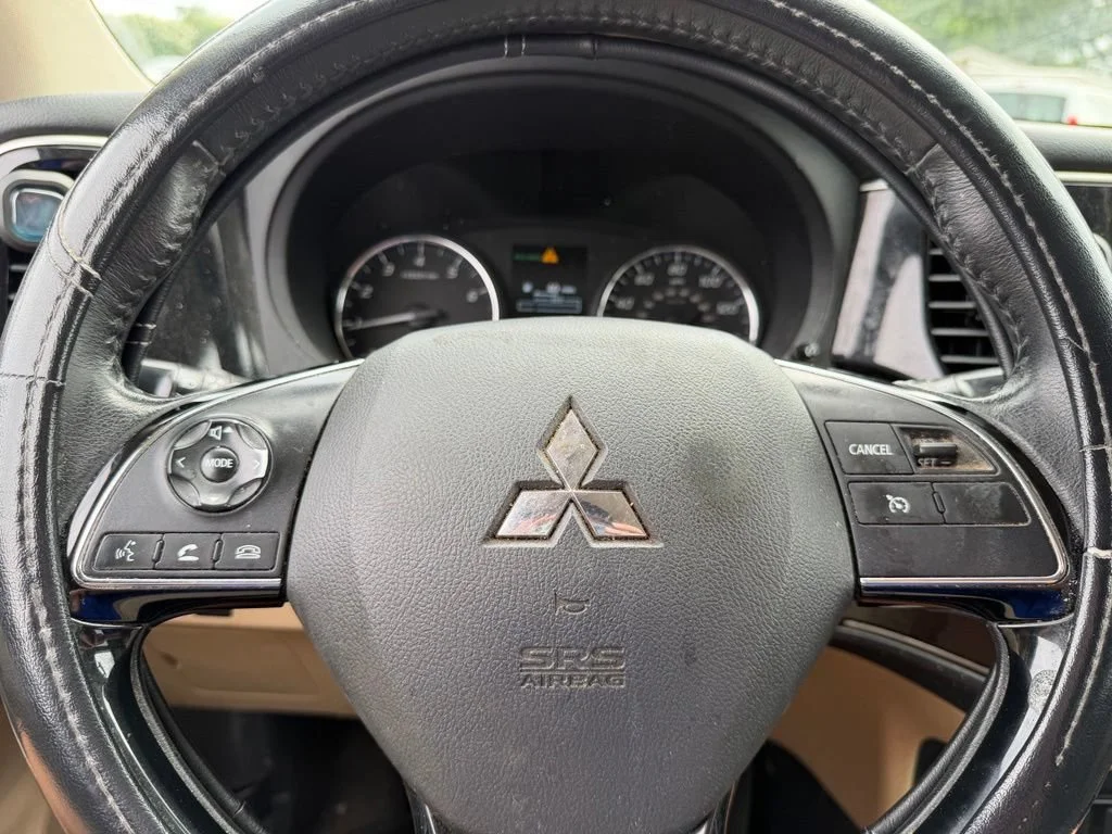 Used 2017  Mitsubishi SE image 27