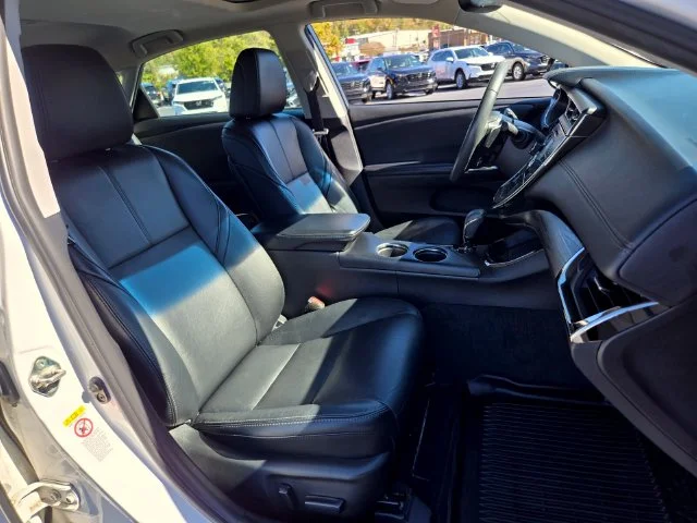 Used 2016 White Toyota XLE Premium image 21