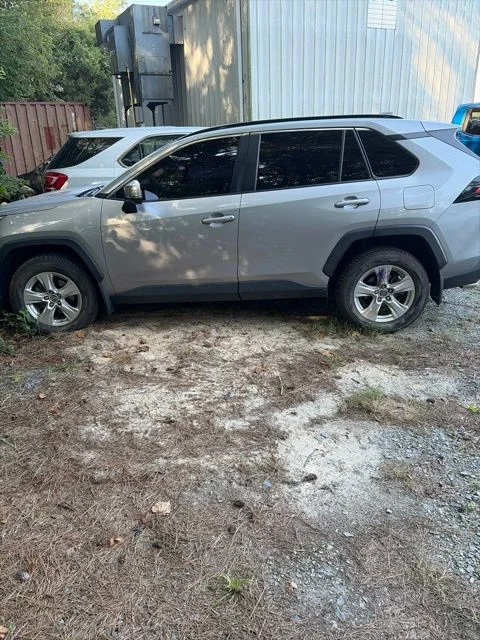 Used 2019 Silver Toyota XLE image 3