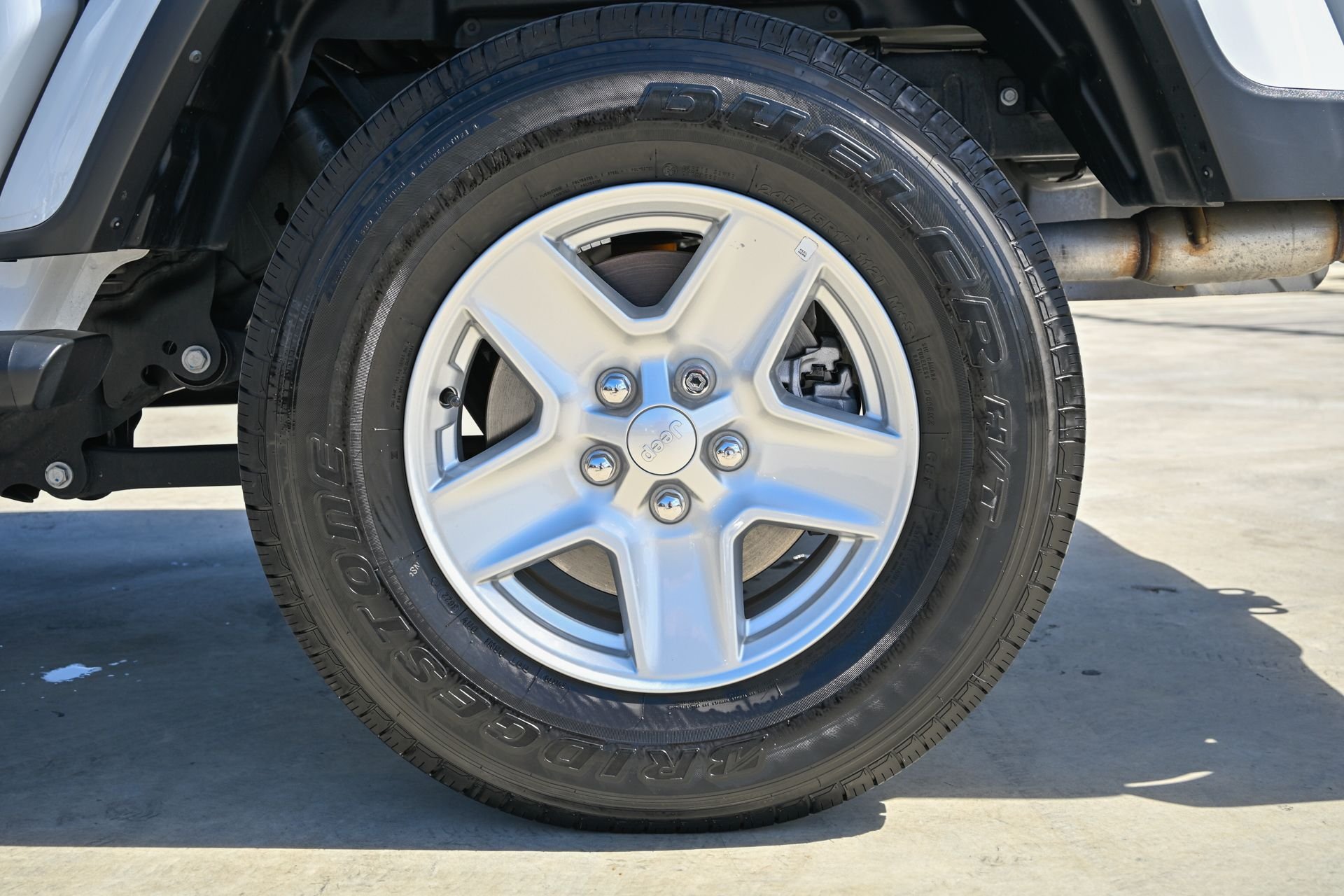 Used 2023 White/off-white Jeep Sport S image 37