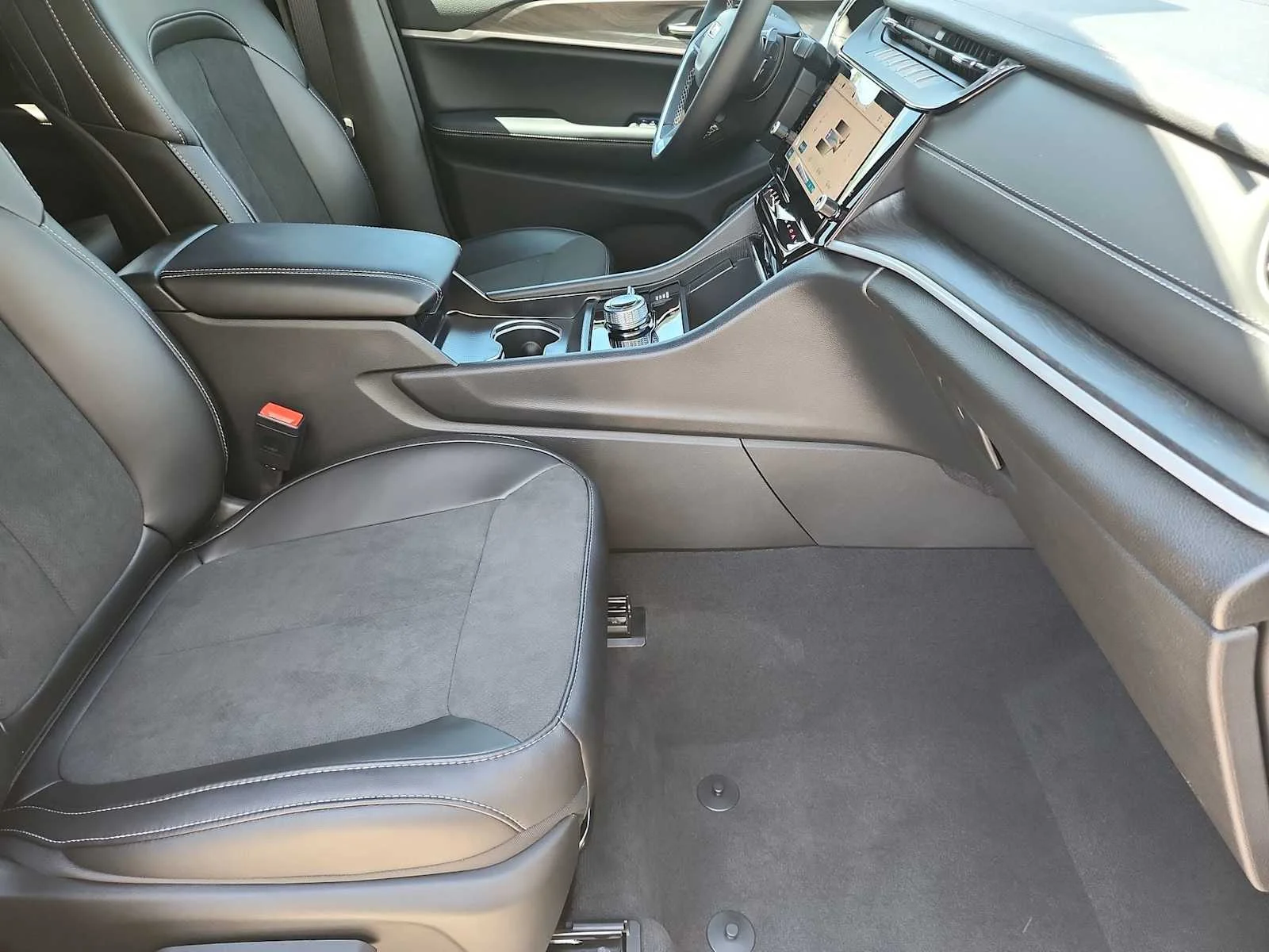 New 2026 Baltic Gray Metallic Clearcoat Jeep Laredo Altitude image 18