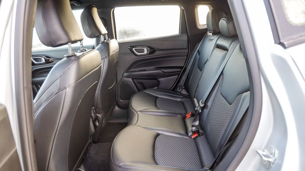 New 2026 silver zynith metallic clearcoat Jeep Latitude image 19