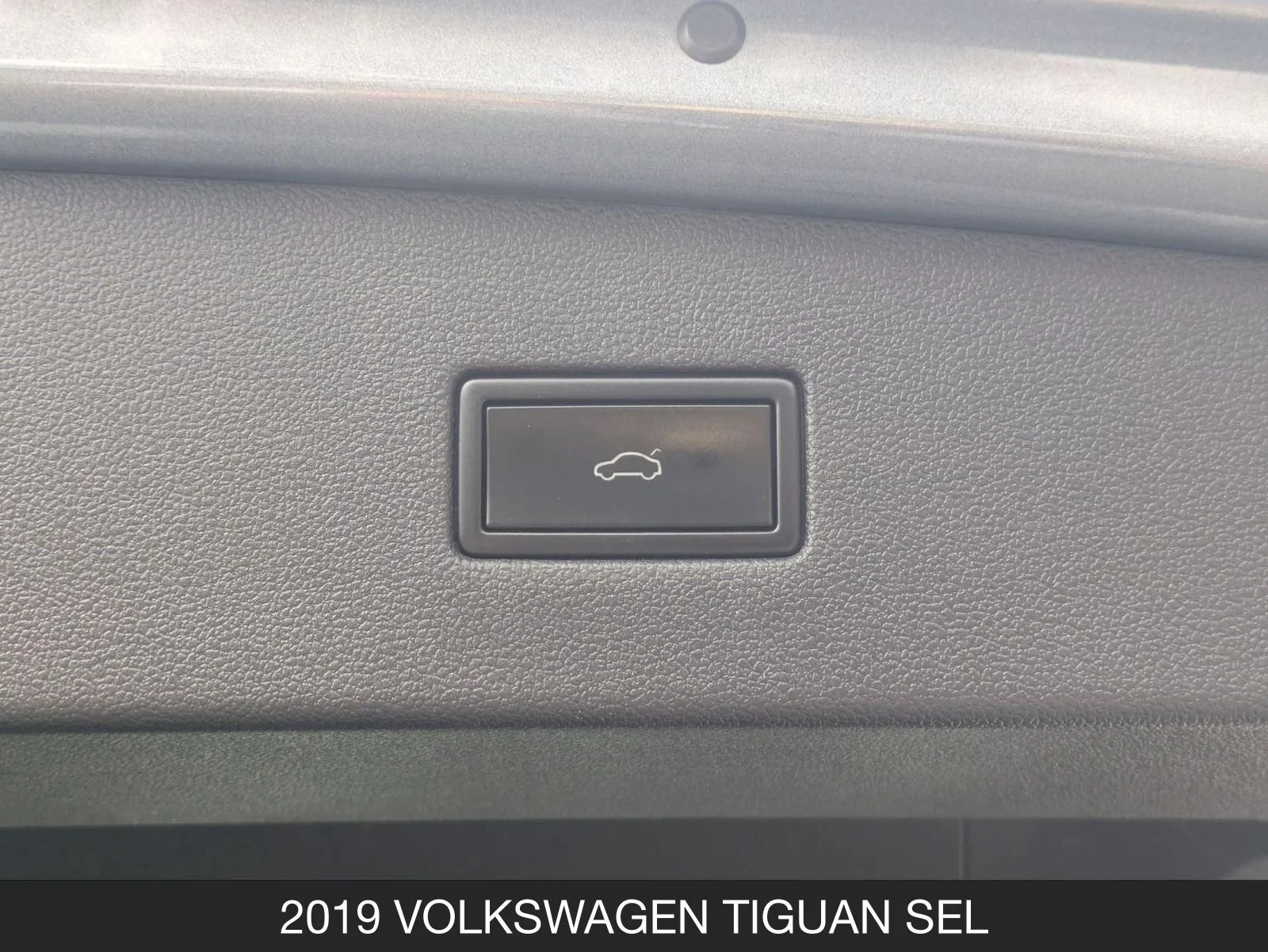 Used 2019 Platinum Gray Metallic Volkswagen SE image 26