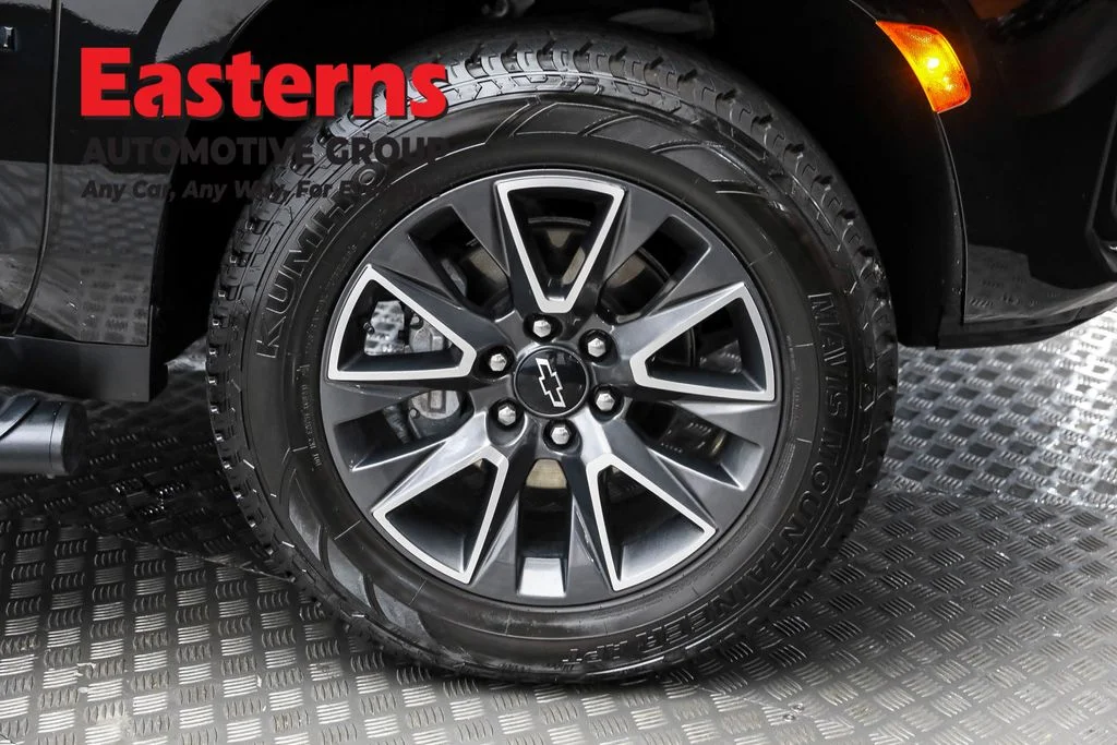 Used 2023 Black Chevrolet Z71 image 34