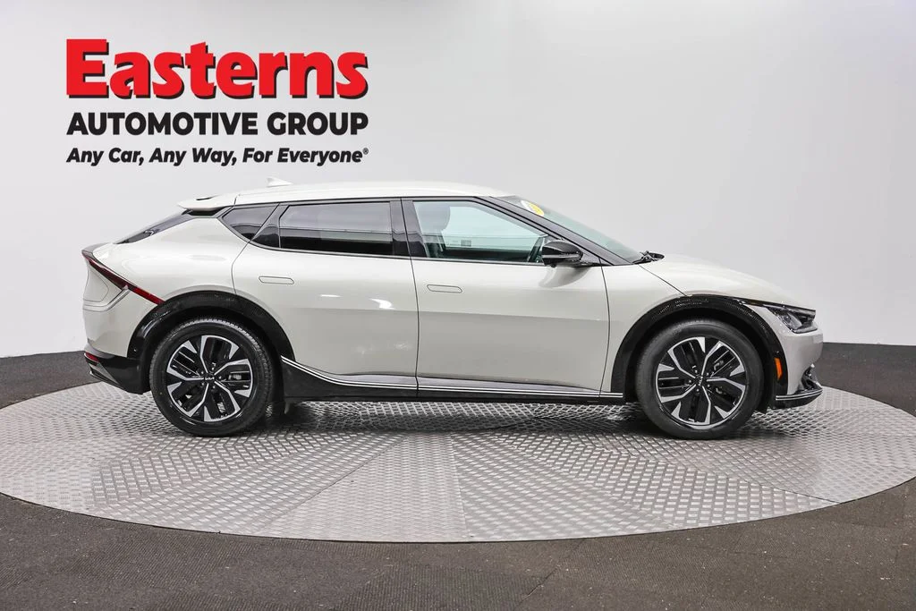 Used 2022 White Kia Wind image 4