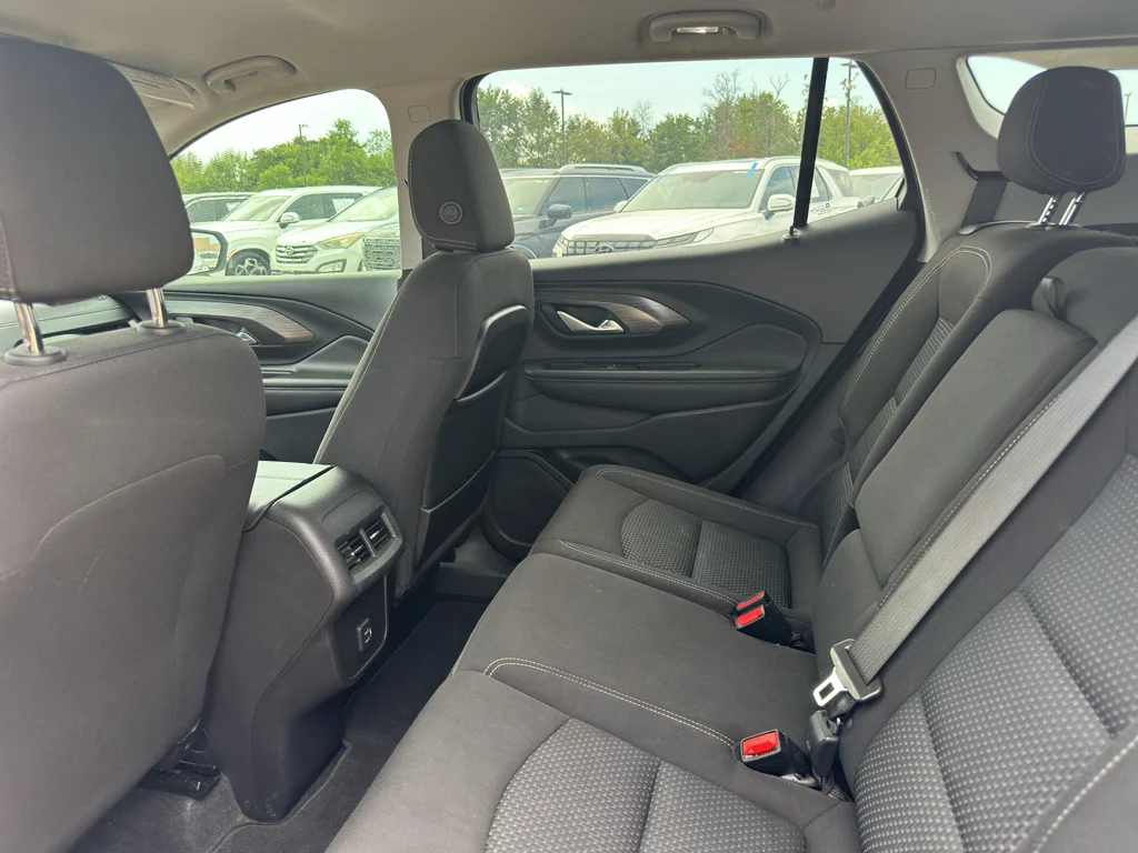 Used 2022 Summit White GMC SLE image 18