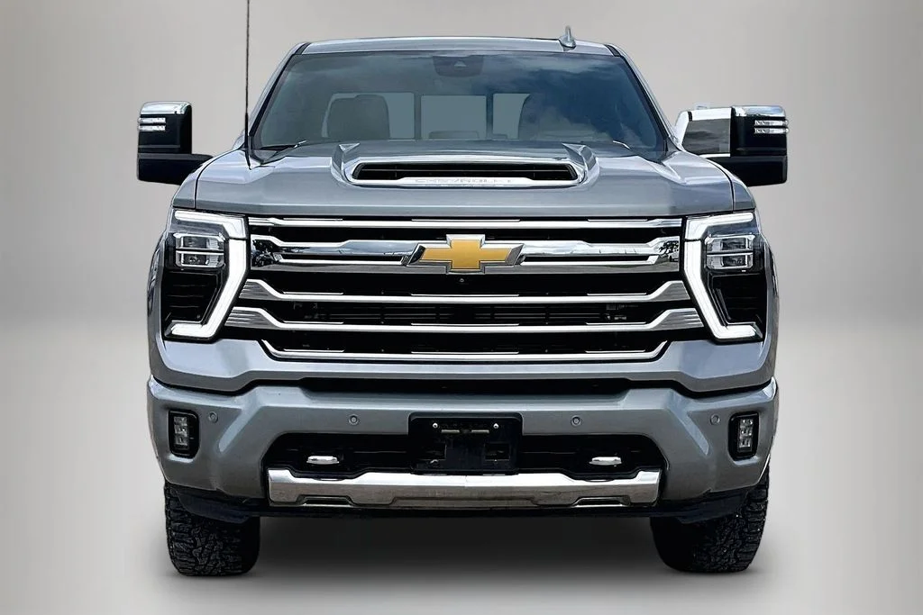 Used 2025 Gray Chevrolet High Country image 3
