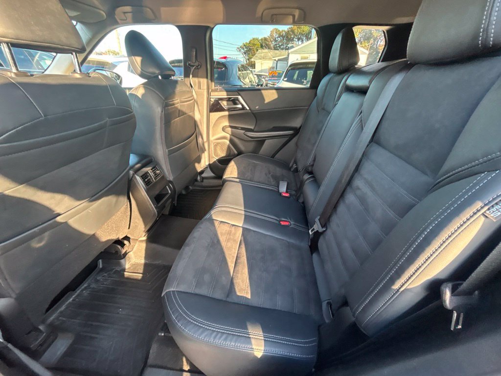 Used 2022 Silver Mitsubishi SE image 15