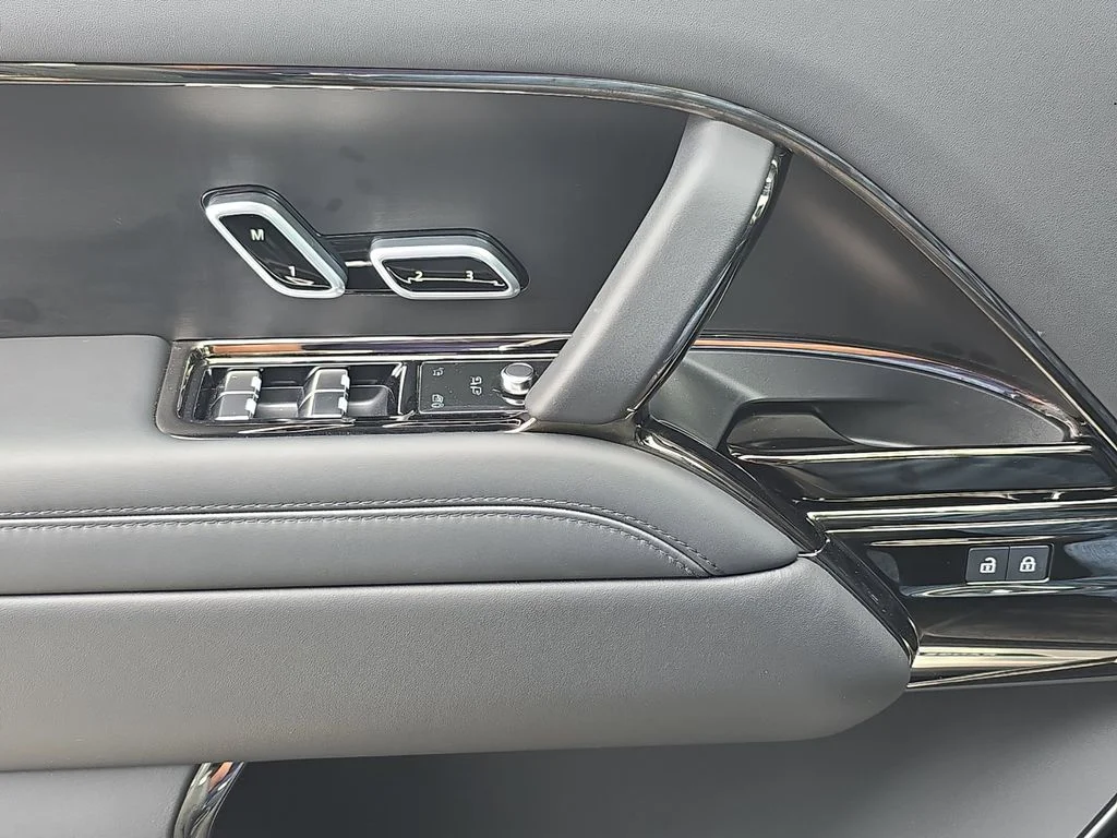 2025 Land Rover Range Rover SV - Photo 29