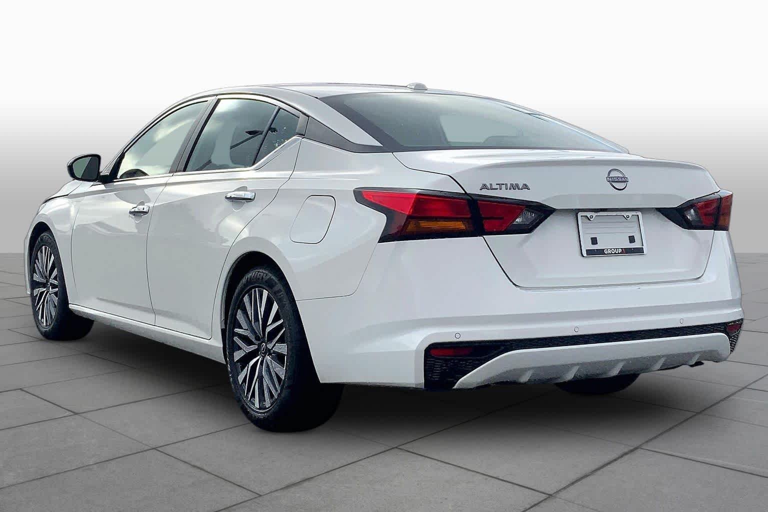 Used 2025 Glacier White Nissan SV image 12