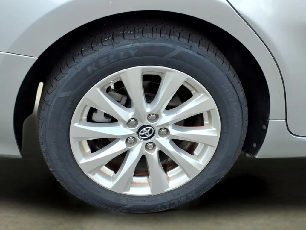 Used 2018 Silver Toyota LE image 32