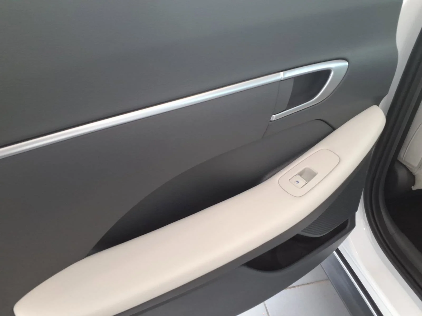 Used 2025 Serenity White Hyundai SE image 14