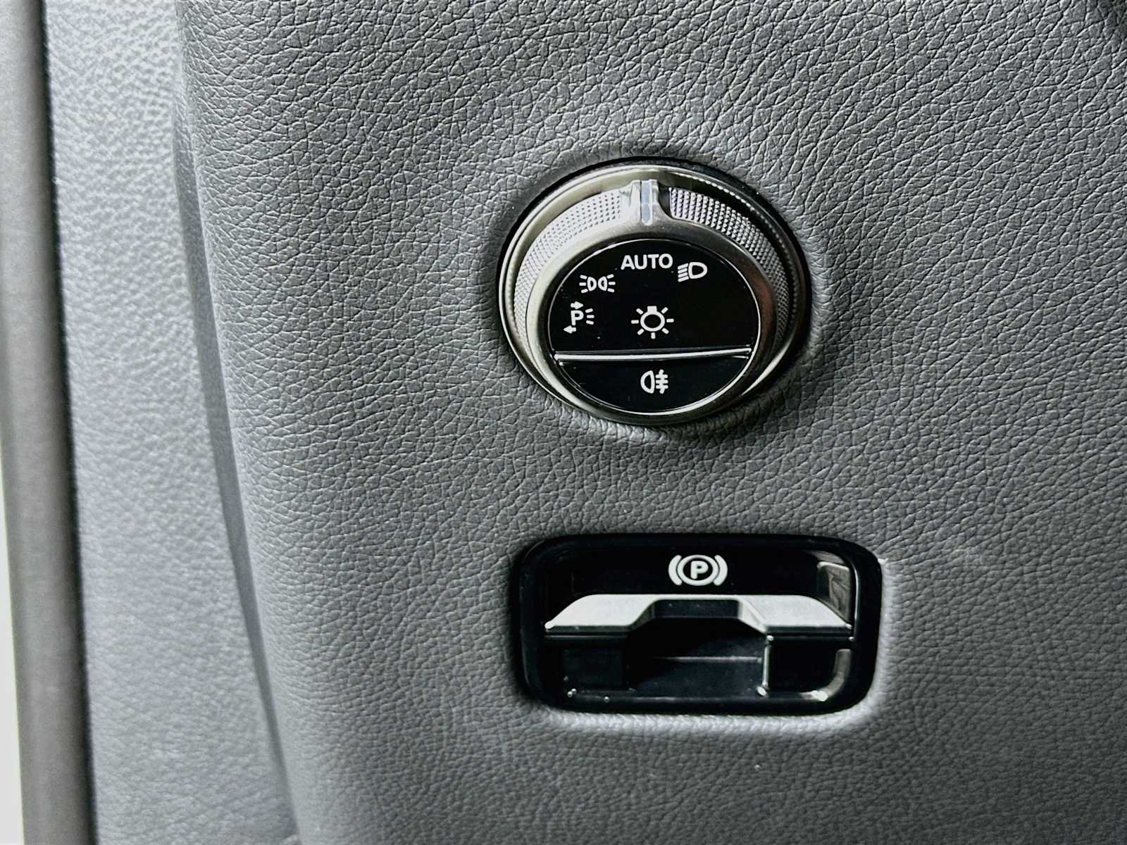 Used 2025 Polar White Mercedes-Benz GLC 300 image 10