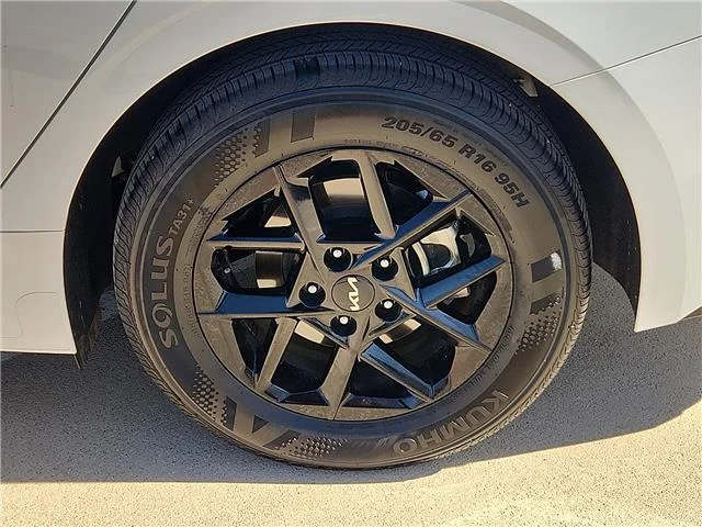 Used 2025 Snow White Pearl KIA LXS Front-Wheel Drive image 6