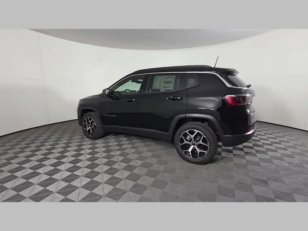 New 2026 Diamond Black Crystal Pearlcoat Jeep Limited image 37