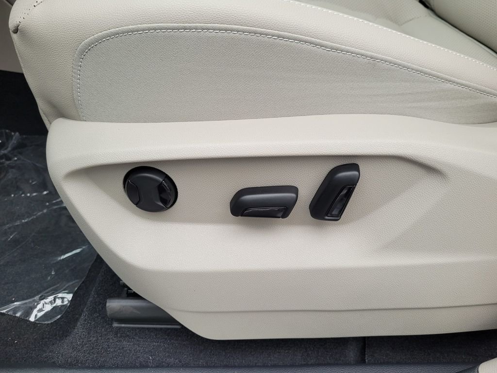 New 2026 White/off-white Volkswagen 2.0T SE w/Technology image 12