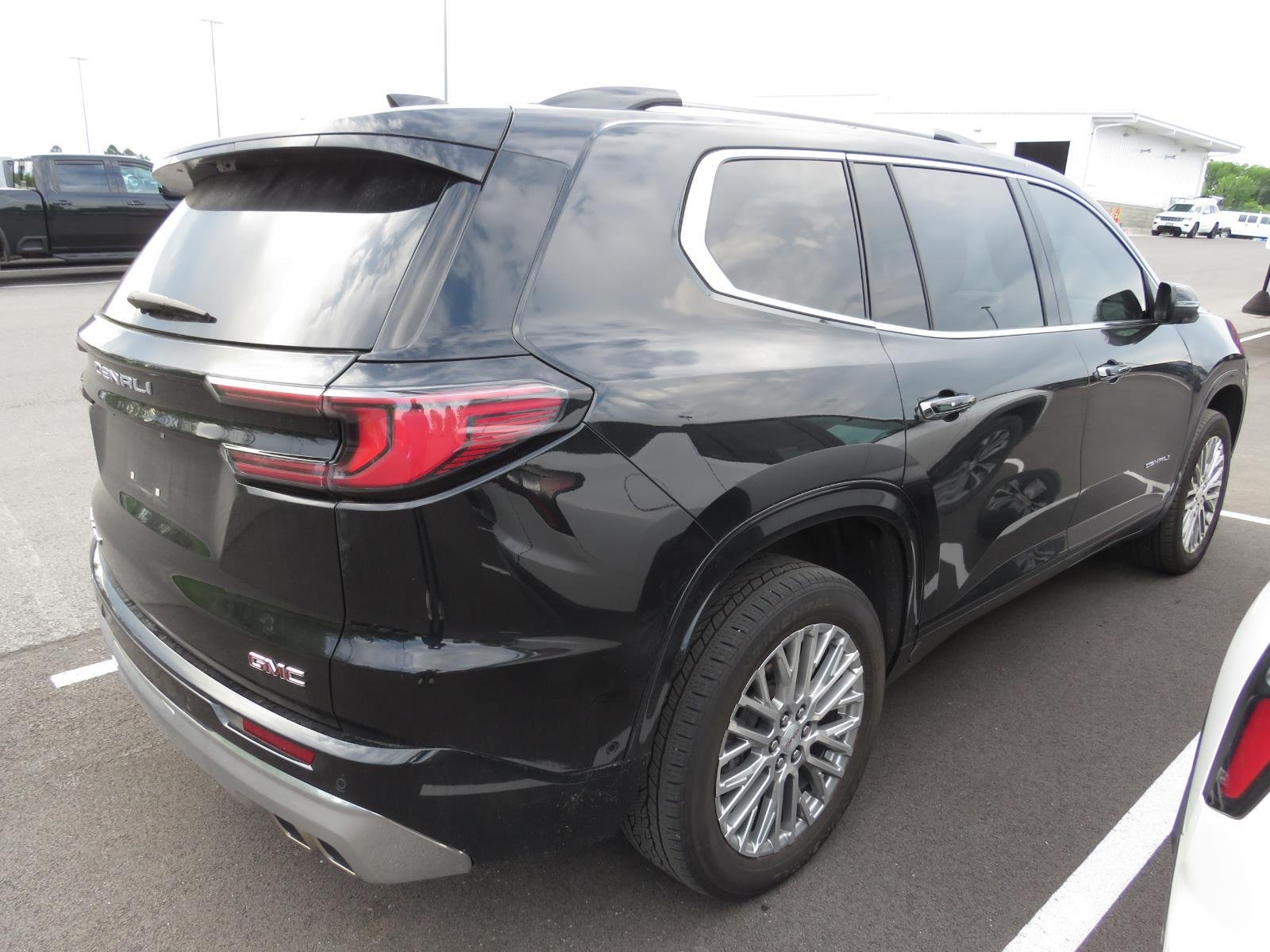 Used 2024 EBONY TWILIGHT METALLIC GMC  image 17