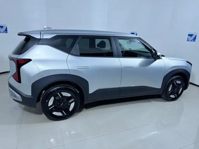 New 2027 IVORY SILVER Kia LX image 8