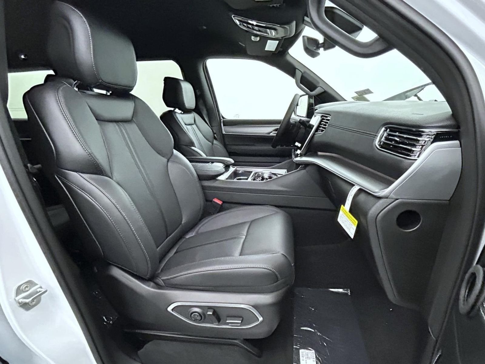 New 2026 Bright White Clear-Coat Exterior Paint Jeep Limited Altitude image 15