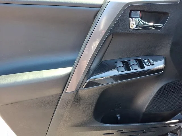 Used 2018 White Toyota SE image 13