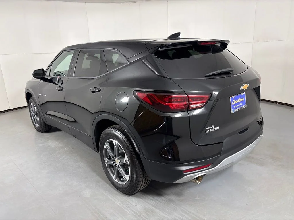 Used 2025 Black Chevrolet LT image 6