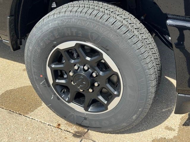 New 2026 Diamond Black Crystal Pearl-Coat Exterior Paint RAM Laramie image 42