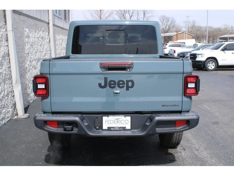 New 2026 Anvil Clear-Coat Exterior Paint Jeep Sahara 4x4 image 4