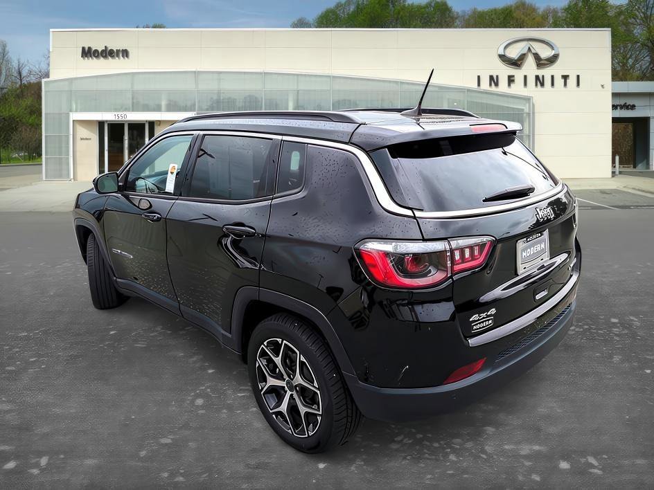 Used 2025 Diamond Black Crystal Pearlcoat Jeep Limited image 37