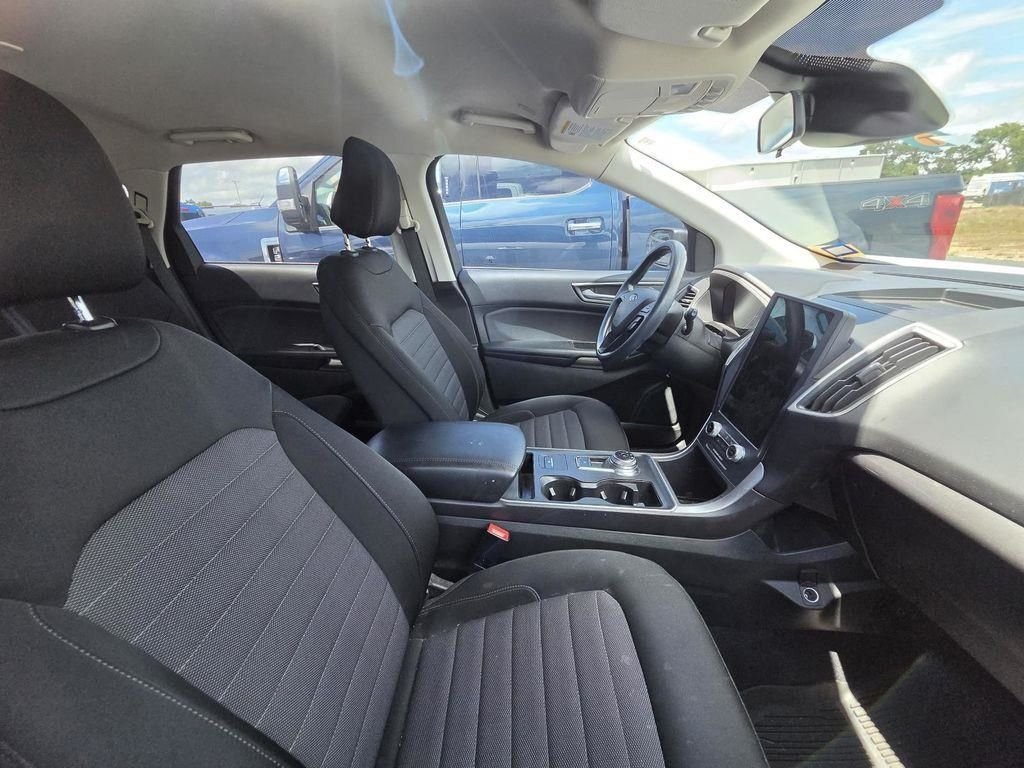 Used 2023 Oxford White Ford SE image 9