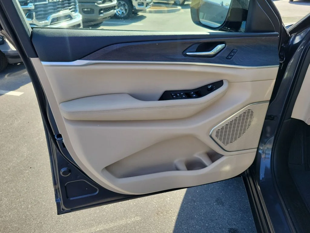 New 2026 Baltic Gray Metallic Clear-Coat Exterior Paint Jeep Limited image 6