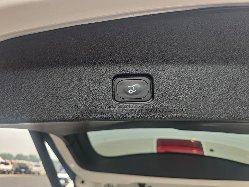 Used 2016 White Platinum Clearcoat Metallic Ford Limited image 29