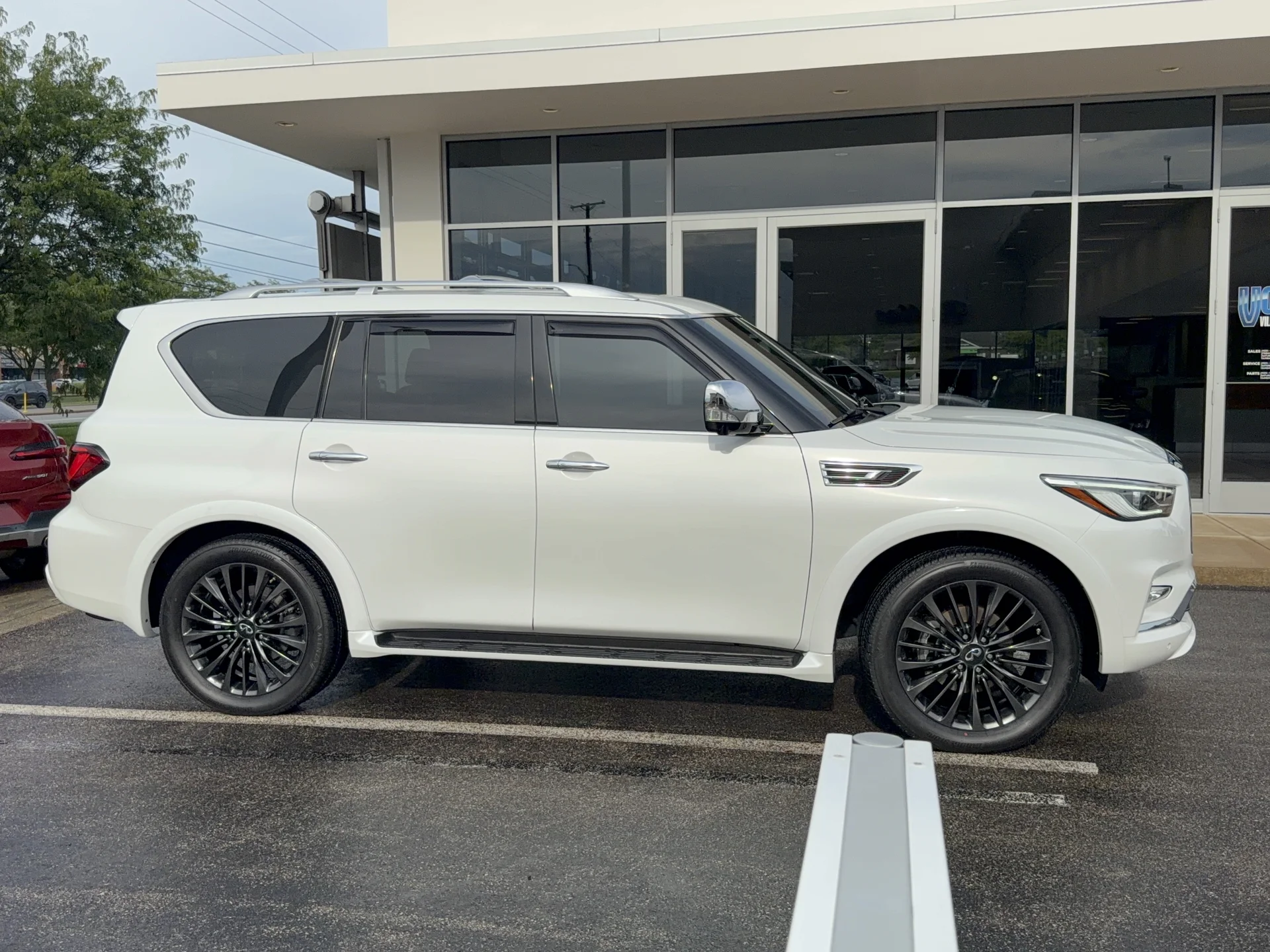 Used 2023 Moonstone White INFINITI Sensory image 2