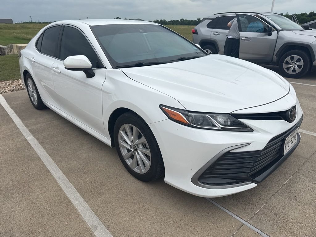 2022 Toyota Camry LE's photo